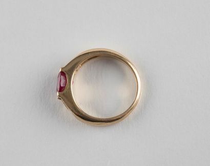 Bague en or jaune, forme jonc ornée au centre...