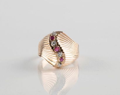 Bague mouvementée en or jaune réhaussée d'une...