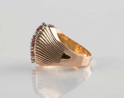 Bague mouvementée en or jaune réhaussée d'une...
