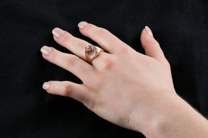Bague mouvementée en or jaune réhaussée d'une...
