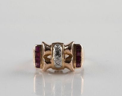 Bague en or jaune et platine à volutes, ornée...