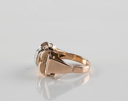 Bague en or jaune et platine à volutes, ornée...