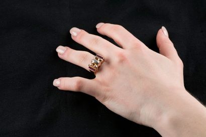 Bague en or jaune et platine à volutes, ornée...