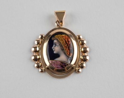 Pendentif en or jaune figurant un profil...