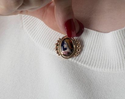 Pendentif en or jaune figurant un profil...
