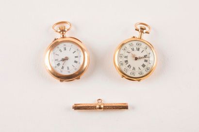 Deux montres de col en or et une clé de remontage...