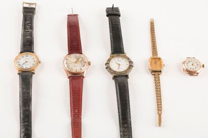 Lot de cinq montres dont une montre-pendentif...