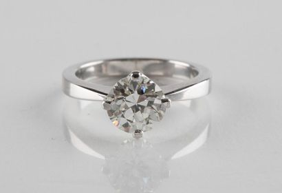 Bague solitaire en or gris retenant un diamant...
