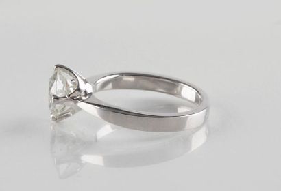 Bague solitaire en or gris retenant un diamant...