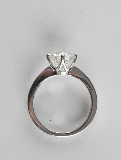 Bague solitaire en or gris retenant un diamant...