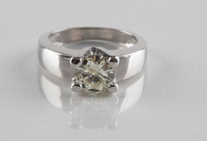 Bague solitaire en or gris retenant un diamant...
