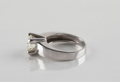 Bague solitaire en or gris retenant un diamant...