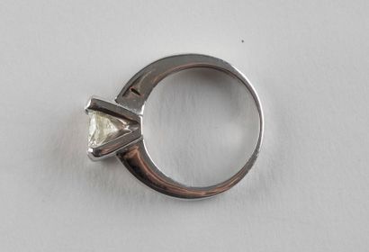 Bague solitaire en or gris retenant un diamant...