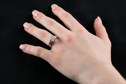 Bague solitaire en or gris retenant un diamant...