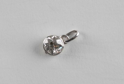 Pendentif solitaire en or gris retenant en...