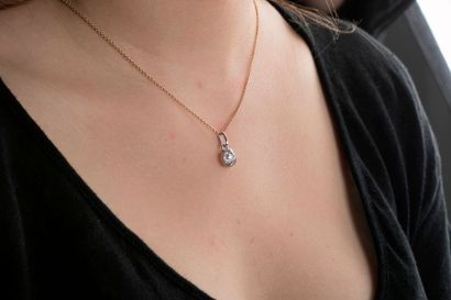Pendentif solitaire en or gris retenant en...