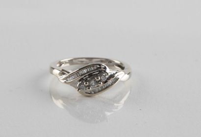 Bague en or gris ornée au centre de trois...