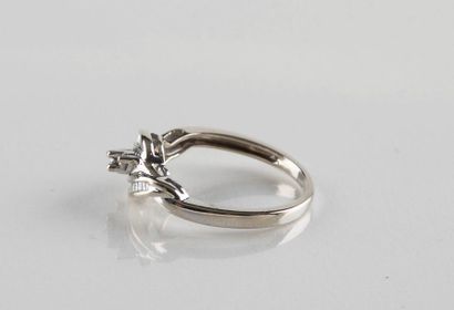 Bague en or gris ornée au centre de trois...