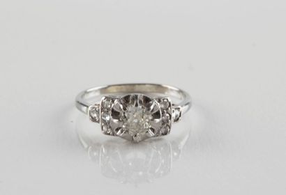 Bague en or et platine ornée au centre d'un...