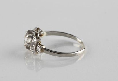 Bague en or et platine ornée au centre d'un...