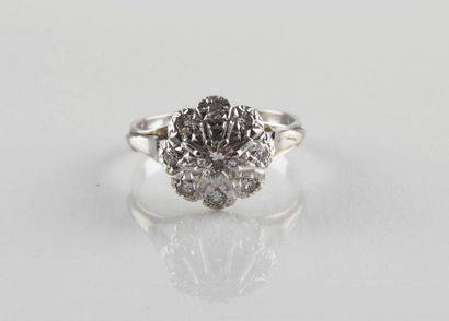 Bague en or gris de forme marguerite réhaussée...