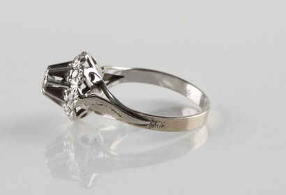 Bague en or gris de forme marguerite réhaussée...