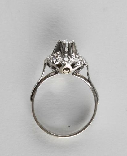 Bague en or gris de forme marguerite réhaussée...
