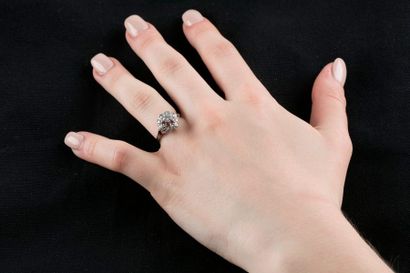 Bague en or gris de forme marguerite réhaussée...