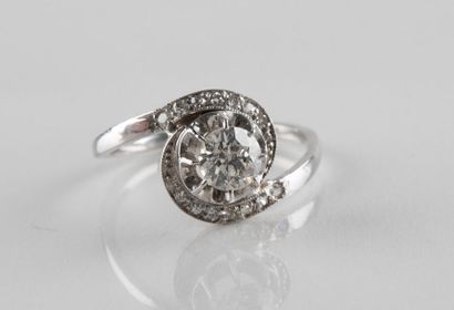 Bague solitaire en or gris retenant un diamant...