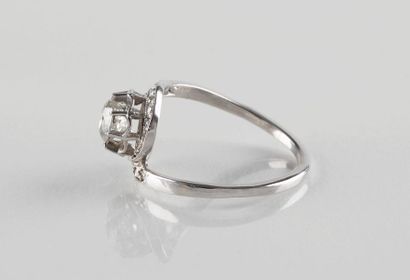 Bague solitaire en or gris retenant un diamant...