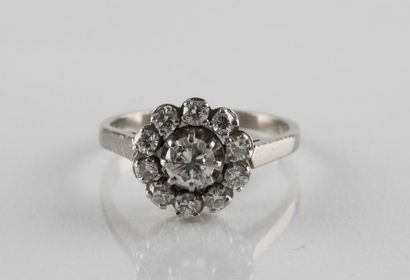 Bague marguerite en platine, ornée au centre...
