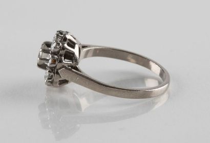 Bague marguerite en platine, ornée au centre...