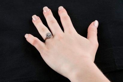 Bague marguerite en platine, ornée au centre...