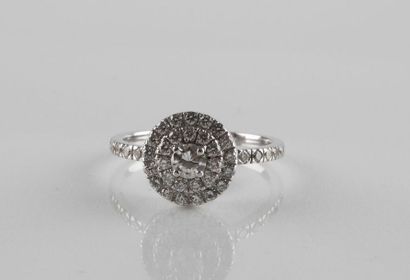 Bague enor gris retenant un diamant taille...