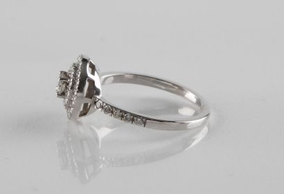 Bague enor gris retenant un diamant taille...