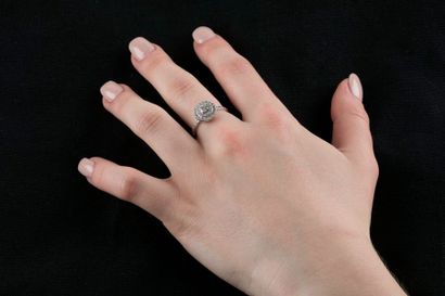 Bague enor gris retenant un diamant taille...