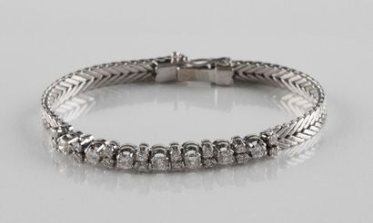 Bracelet en or gris maille épi plate, ornée...