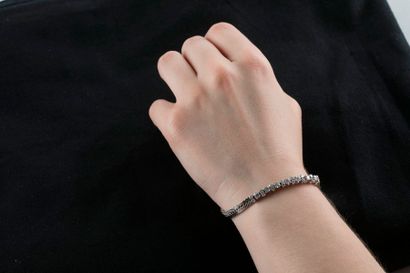 Bracelet en or gris maille épi plate, ornée...