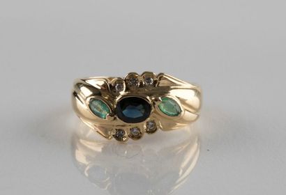 Bague en or jaune de forme jonc ornée au...