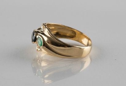 Bague en or jaune de forme jonc ornée au...
