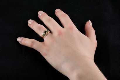 Bague en or jaune de forme jonc ornée au...