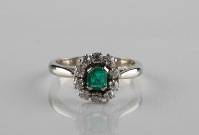 Bague marguerite en or gris ornée au centre...