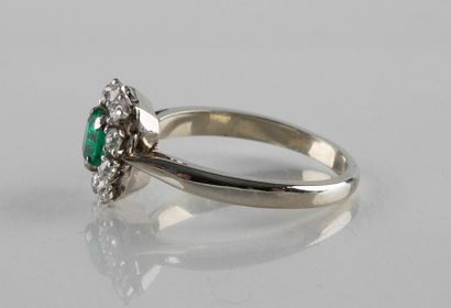 Bague marguerite en or gris ornée au centre...