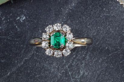 Bague marguerite en or gris ornée au centre...