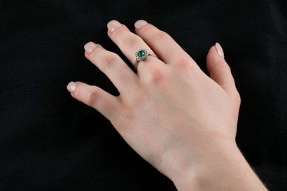 Bague marguerite en or gris ornée au centre...