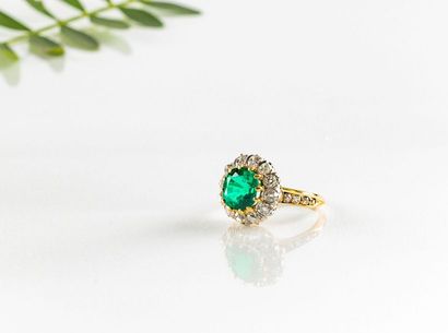 Bague en or jaune et or gris ornée au centre...