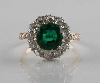 Bague en or jaune et or gris ornée au centre...