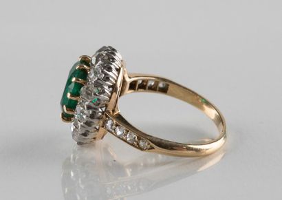 Bague en or jaune et or gris ornée au centre...
