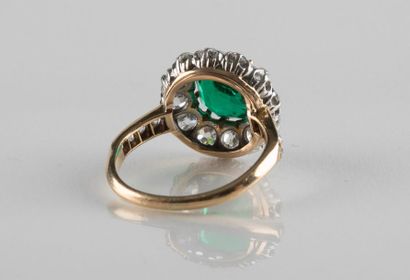 Bague en or jaune et or gris ornée au centre...