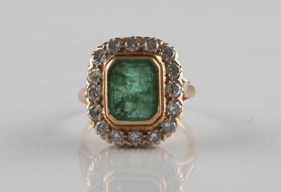 Bague marguerite en or jaune. Au centre,...